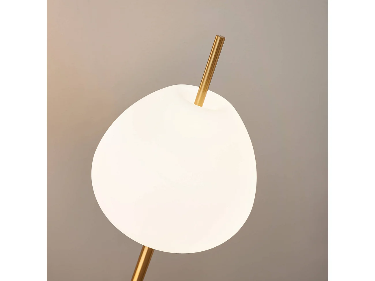 Lampadaire moderne trépied doré LED intégrée 157 cm - Olanta