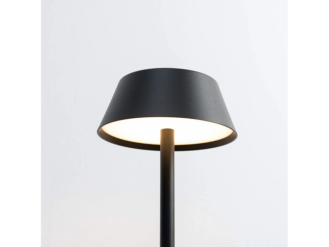 Lampe à poser LED avec chargeur portable sans fil - Fabro