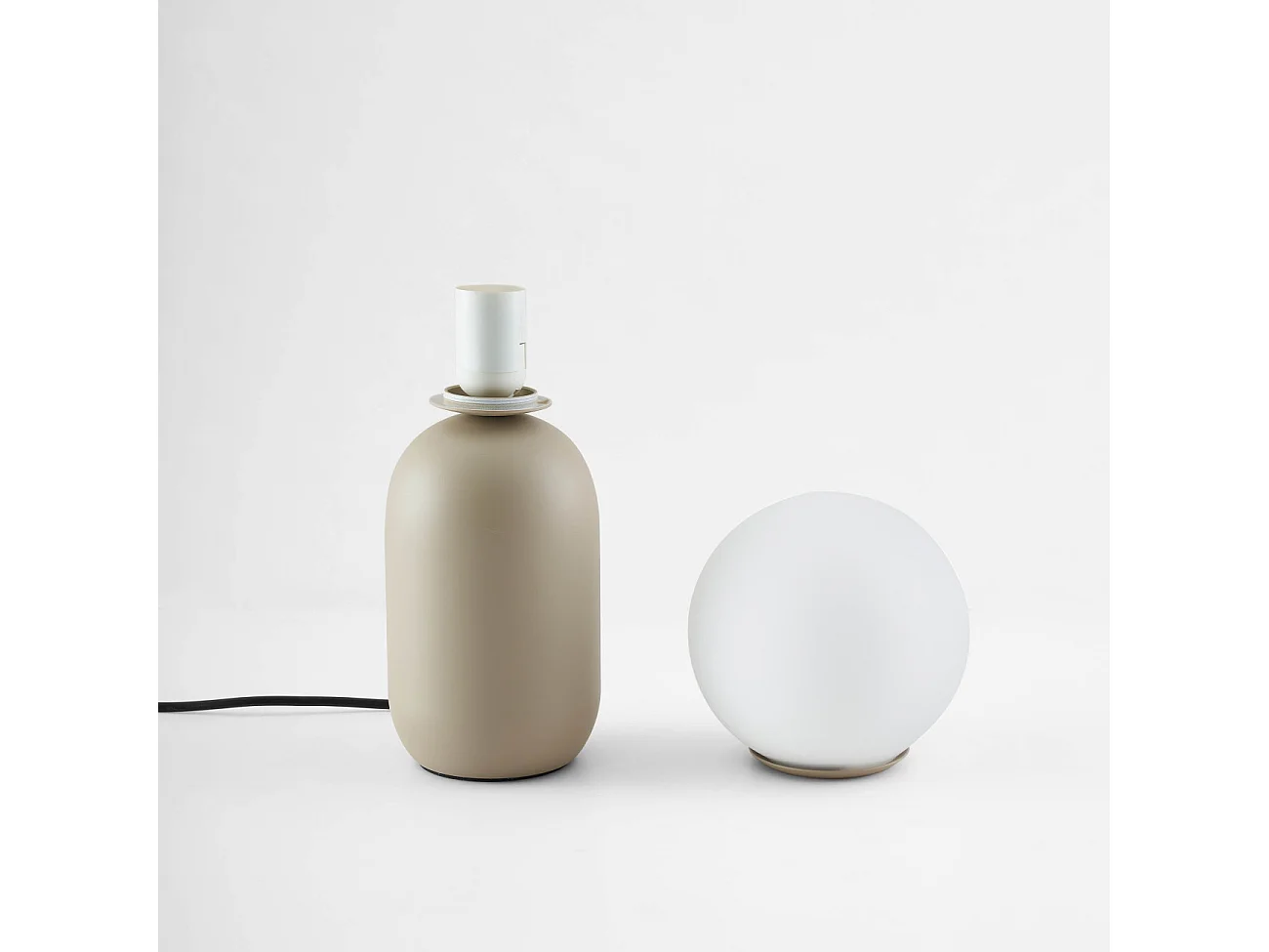 Petite lampe à poser couleur taupe boule banche - Sley