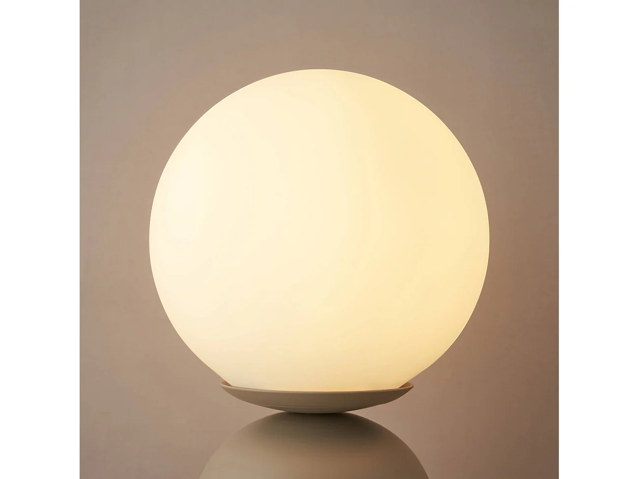 Petite lampe à poser couleur taupe boule banche - Sley
