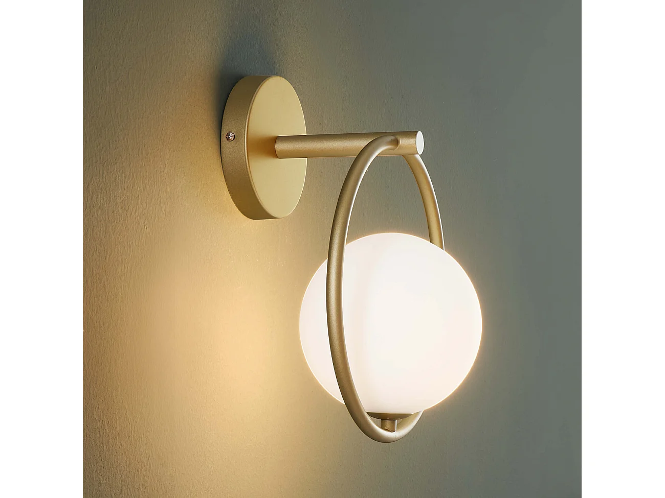 Applique boule en verre suspendue sur anneau doré - Steya