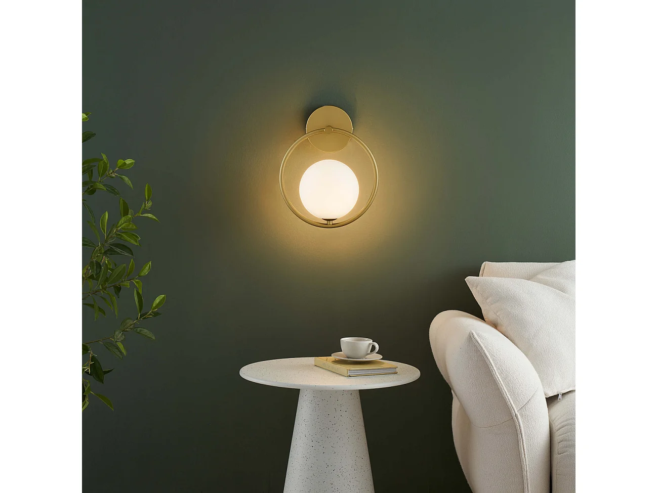 Applique boule en verre suspendue sur anneau doré - Steya