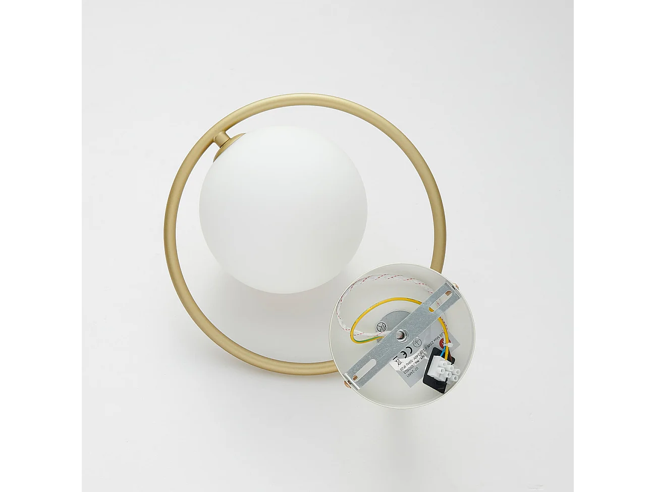 Applique boule en verre suspendue sur anneau doré - Steya