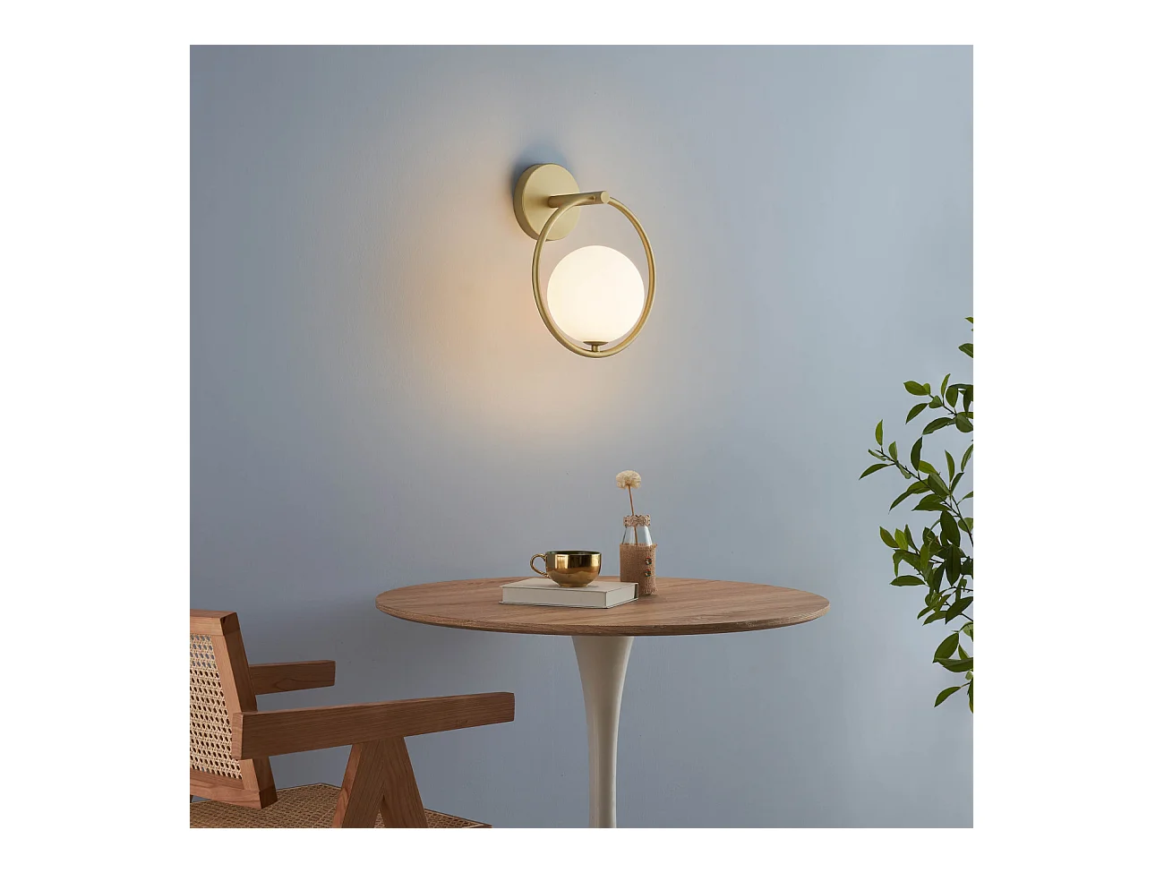 Applique boule en verre suspendue sur anneau doré - Steya