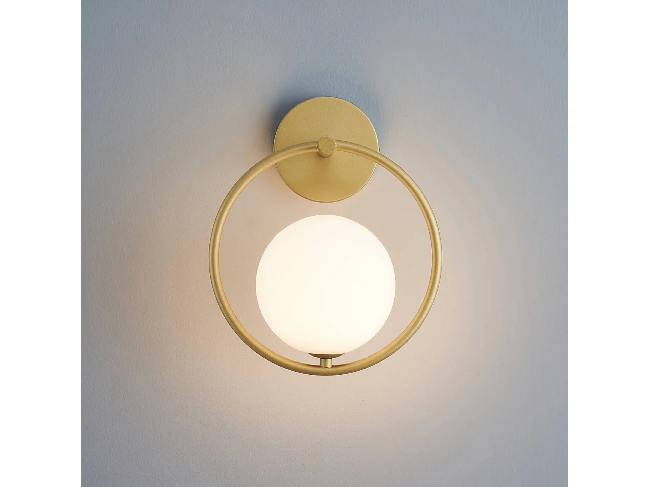 Applique boule en verre suspendue sur anneau doré - Steya