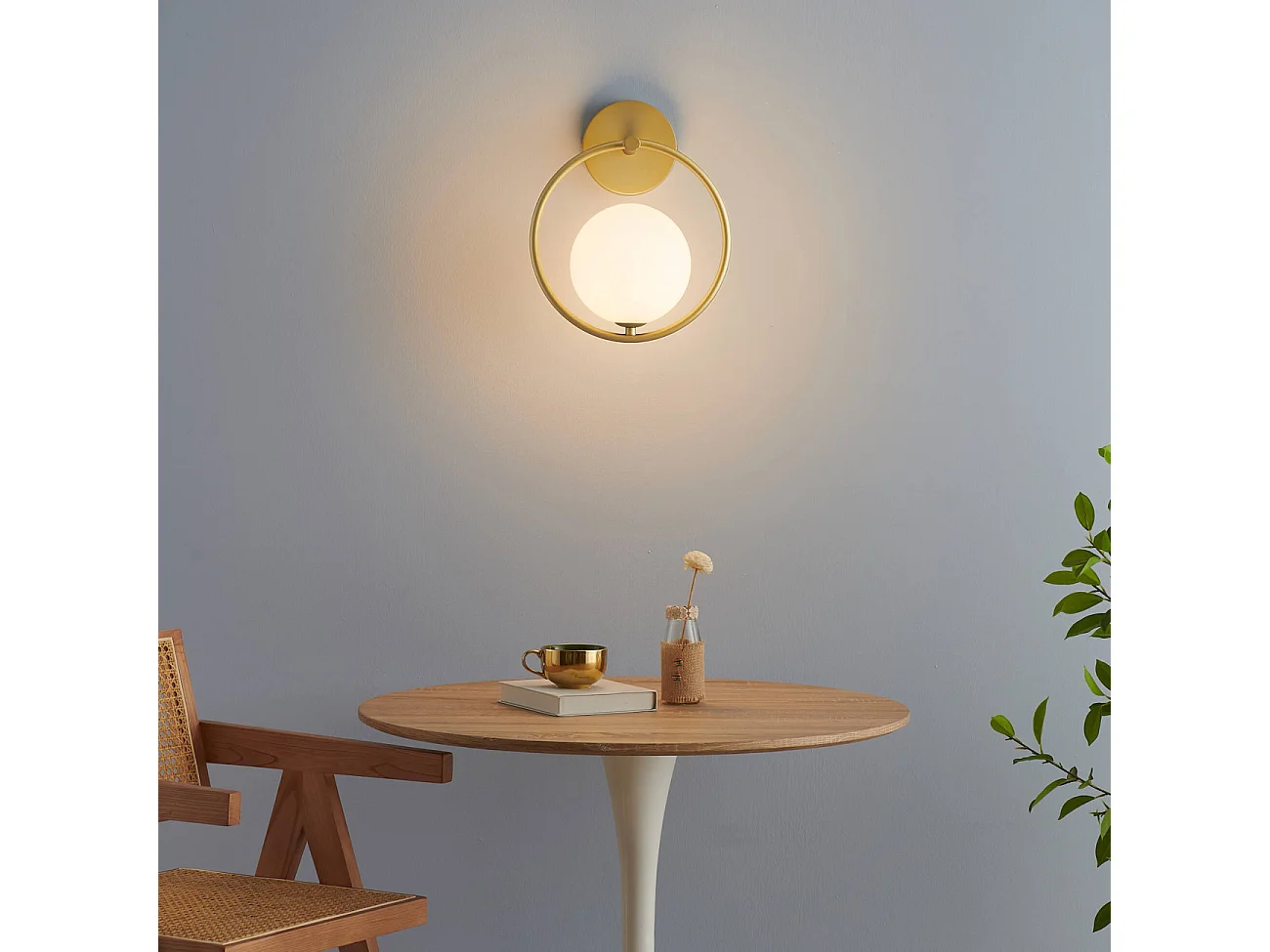 Applique boule en verre suspendue sur anneau doré - Steya