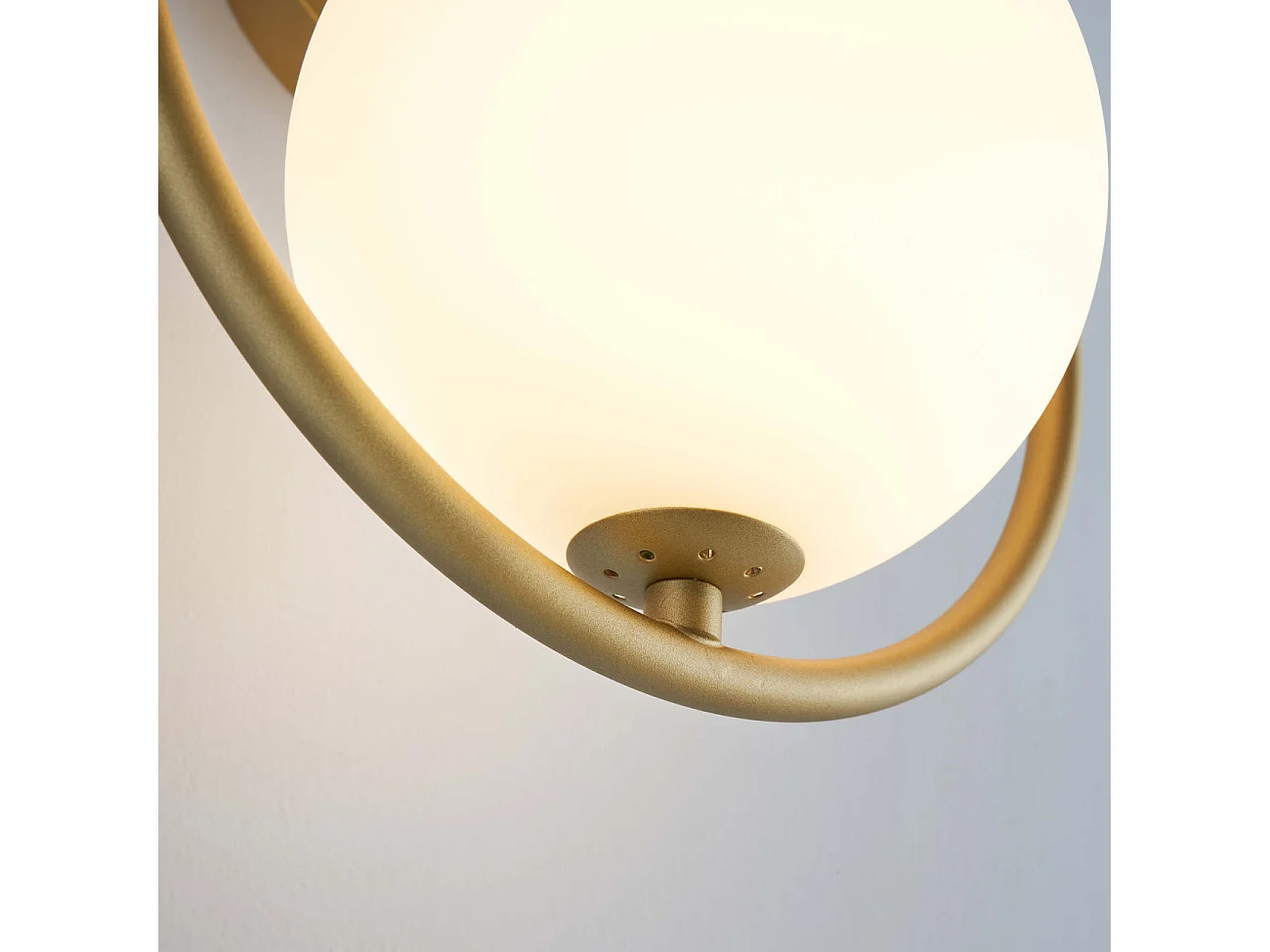 Applique boule en verre suspendue sur anneau doré - Steya