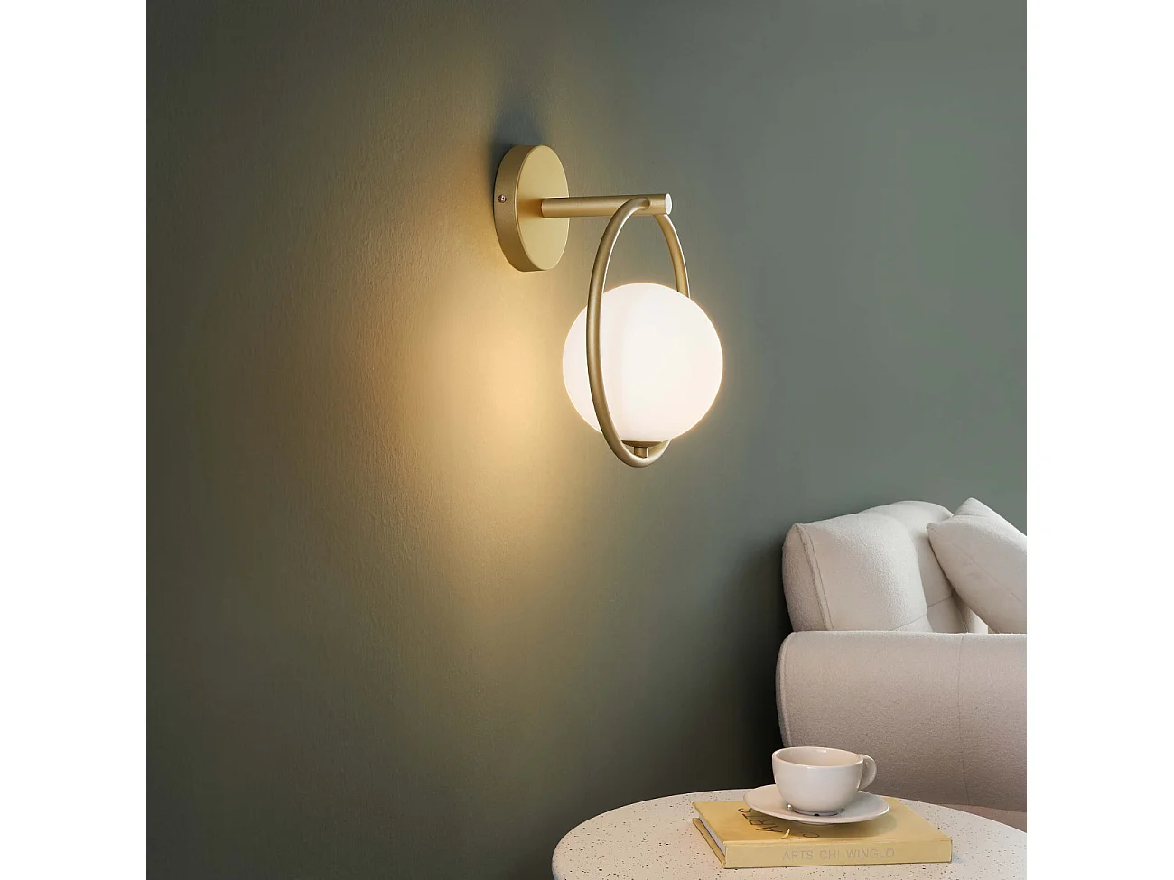 Applique boule en verre suspendue sur anneau doré - Steya