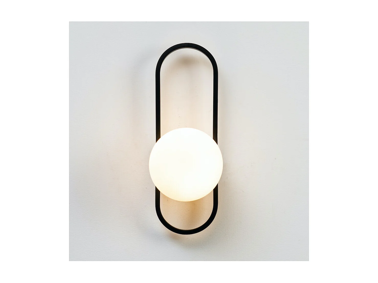Applique murale vintage noire et verre blanc - Belisto