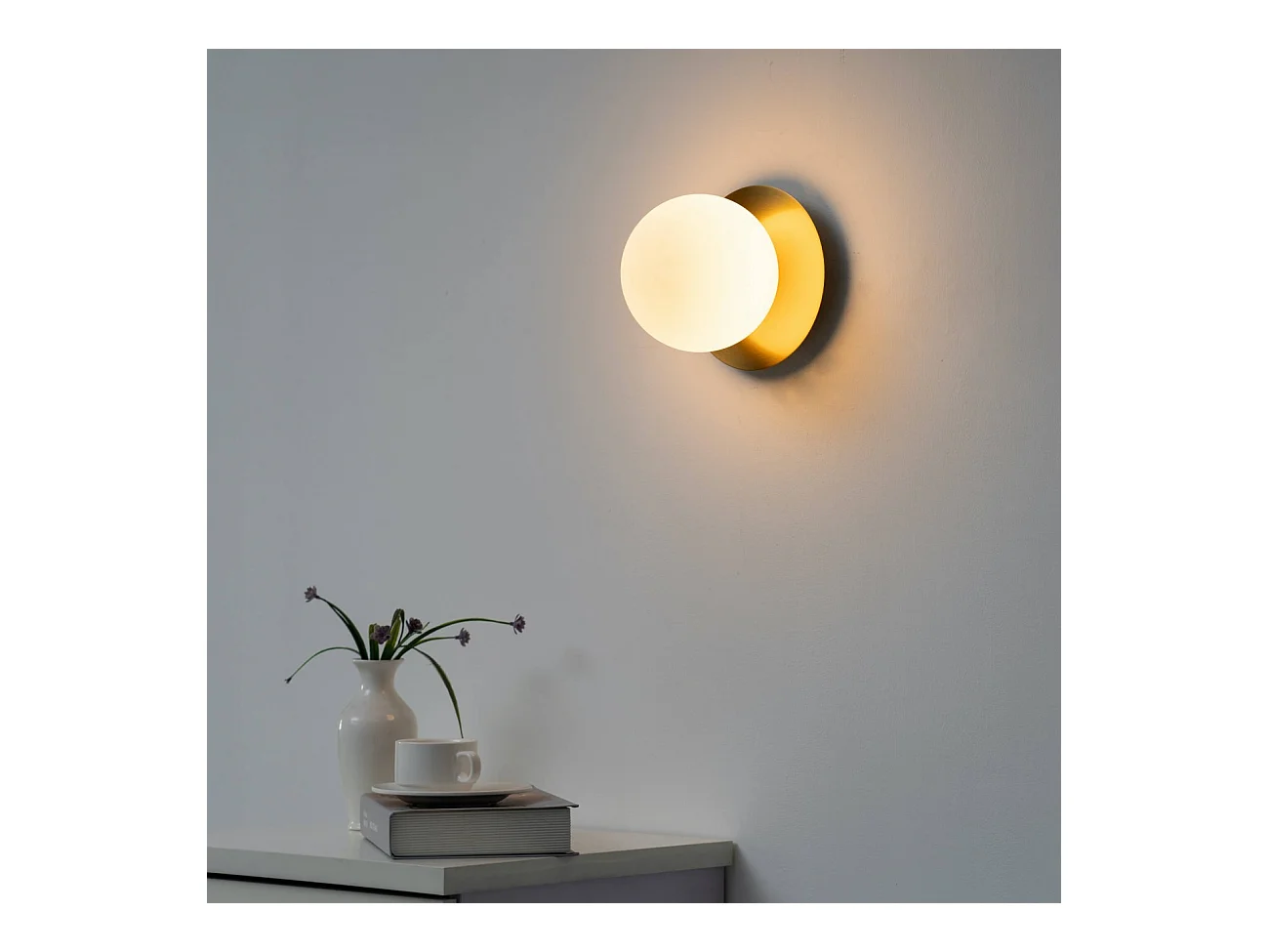 Plafonnier ou applique dorée en verre blanc - Fonzo