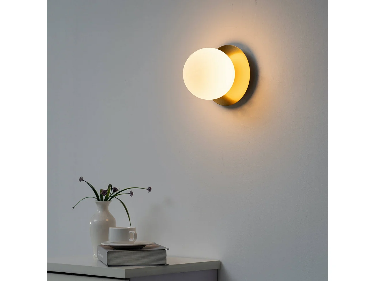 Plafonnier ou applique dorée en verre blanc - Fonzo