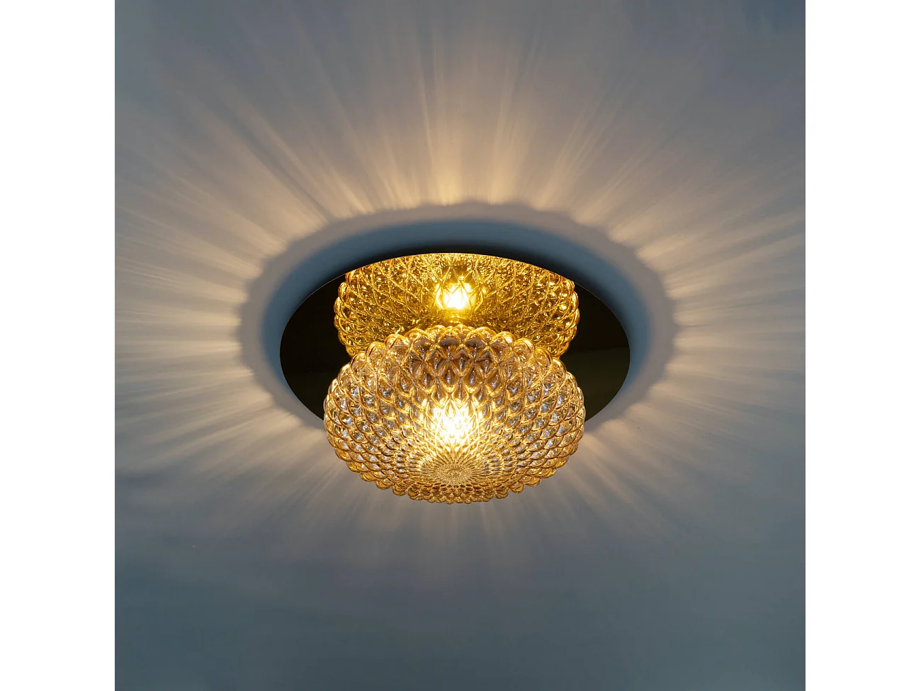 Plafonnier chic ou applique en métal doré et verre ambré graphique - Matera