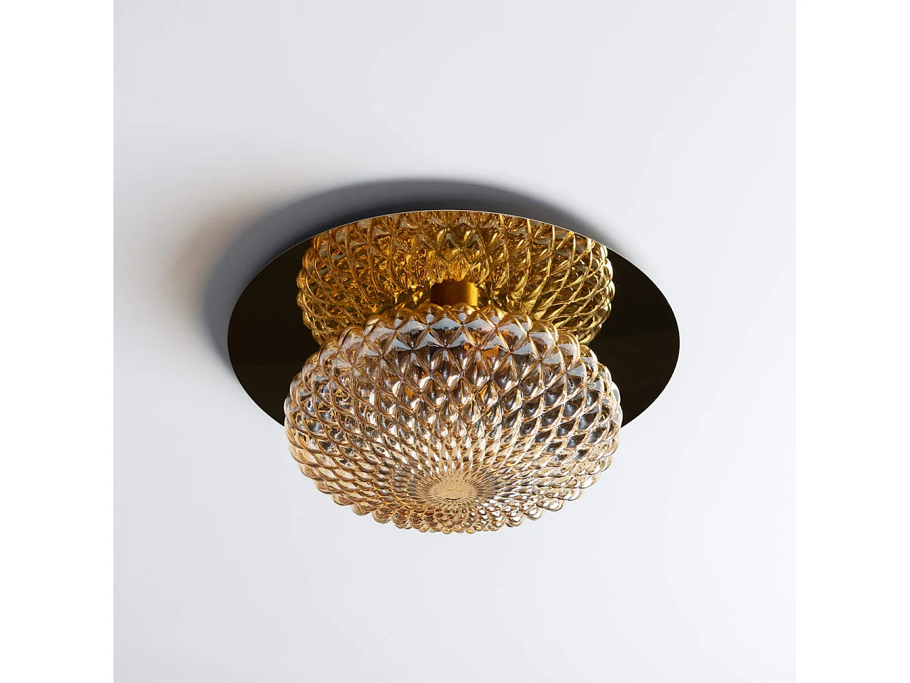 Plafonnier chic ou applique en métal doré et verre ambré graphique - Matera