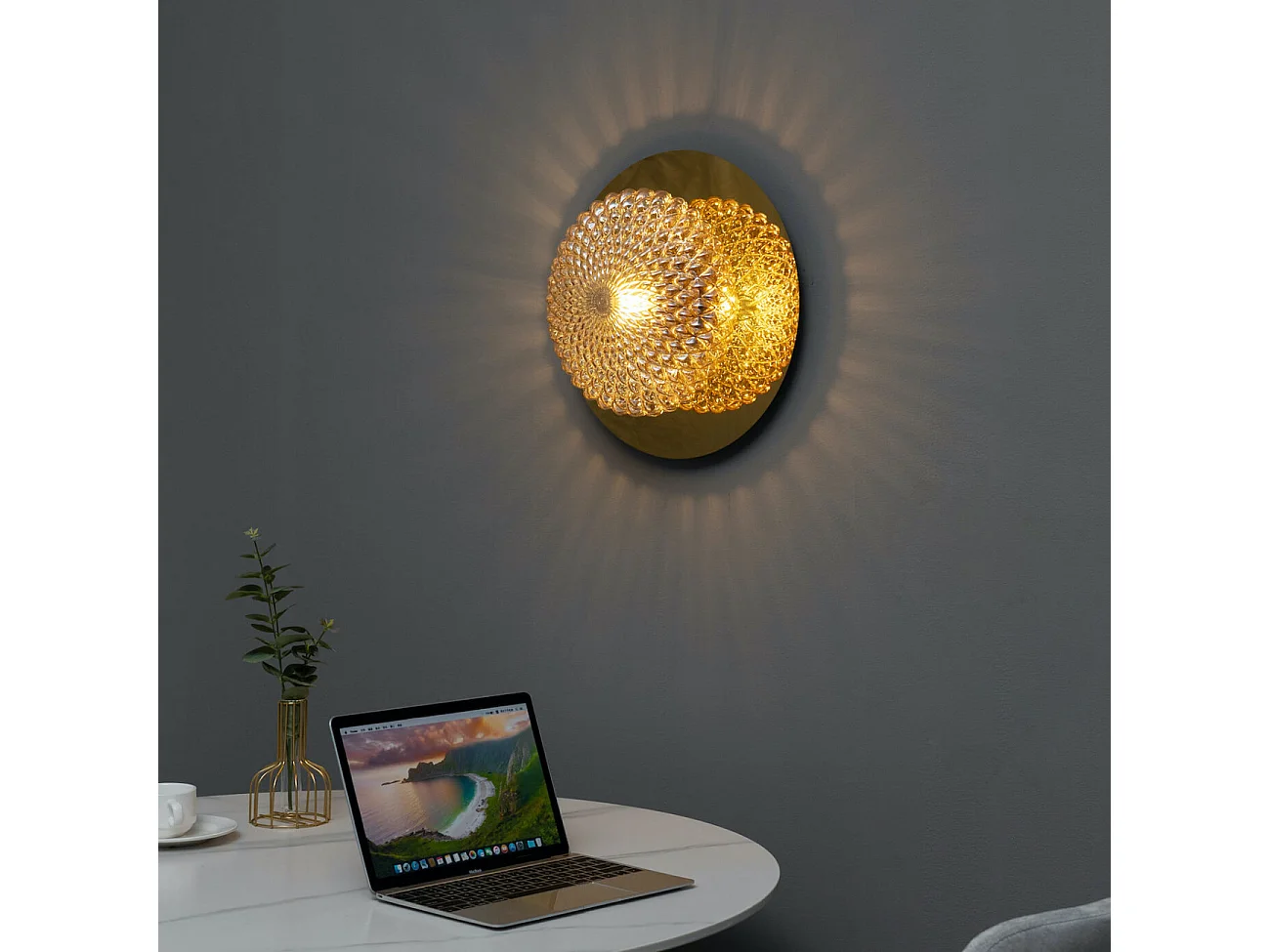 Plafonnier chic ou applique en métal doré et verre ambré graphique - Matera