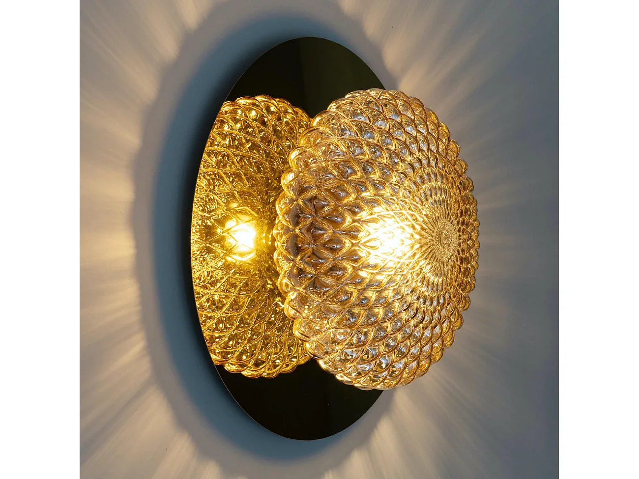 Plafonnier chic ou applique en métal doré et verre ambré graphique - Matera