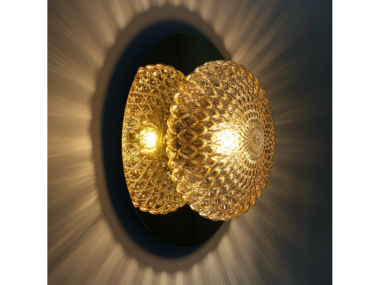 Plafonnier chic ou applique en métal doré et verre ambré graphique - Matera