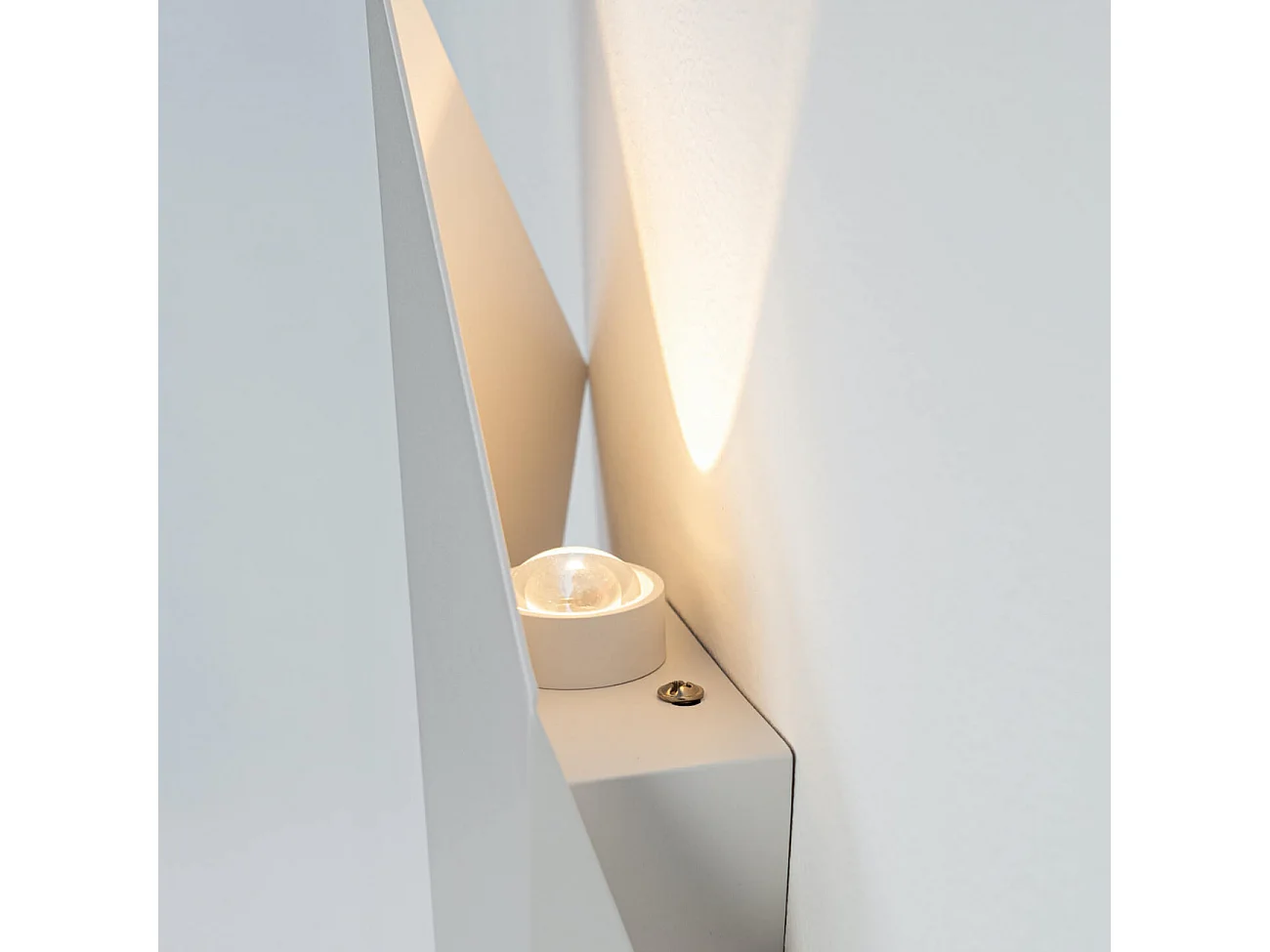 Applique blanche LED au design géométrique - Giada