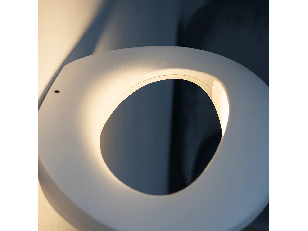 Applique blanche design LED aux courbes arrondies  - Melia