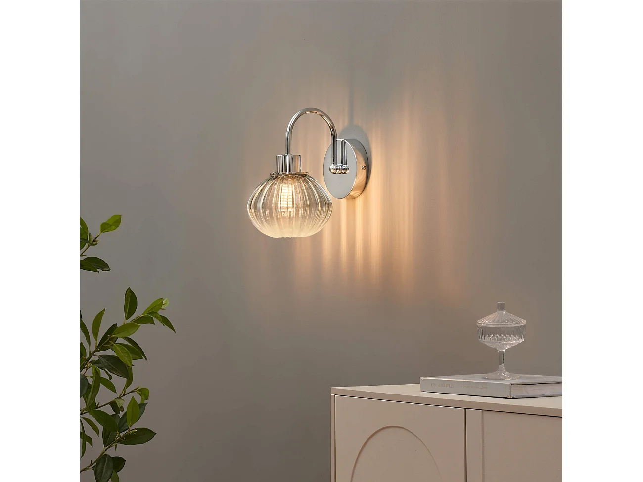 Petite applique murale tendance métal chromé et verre coloré - Seren