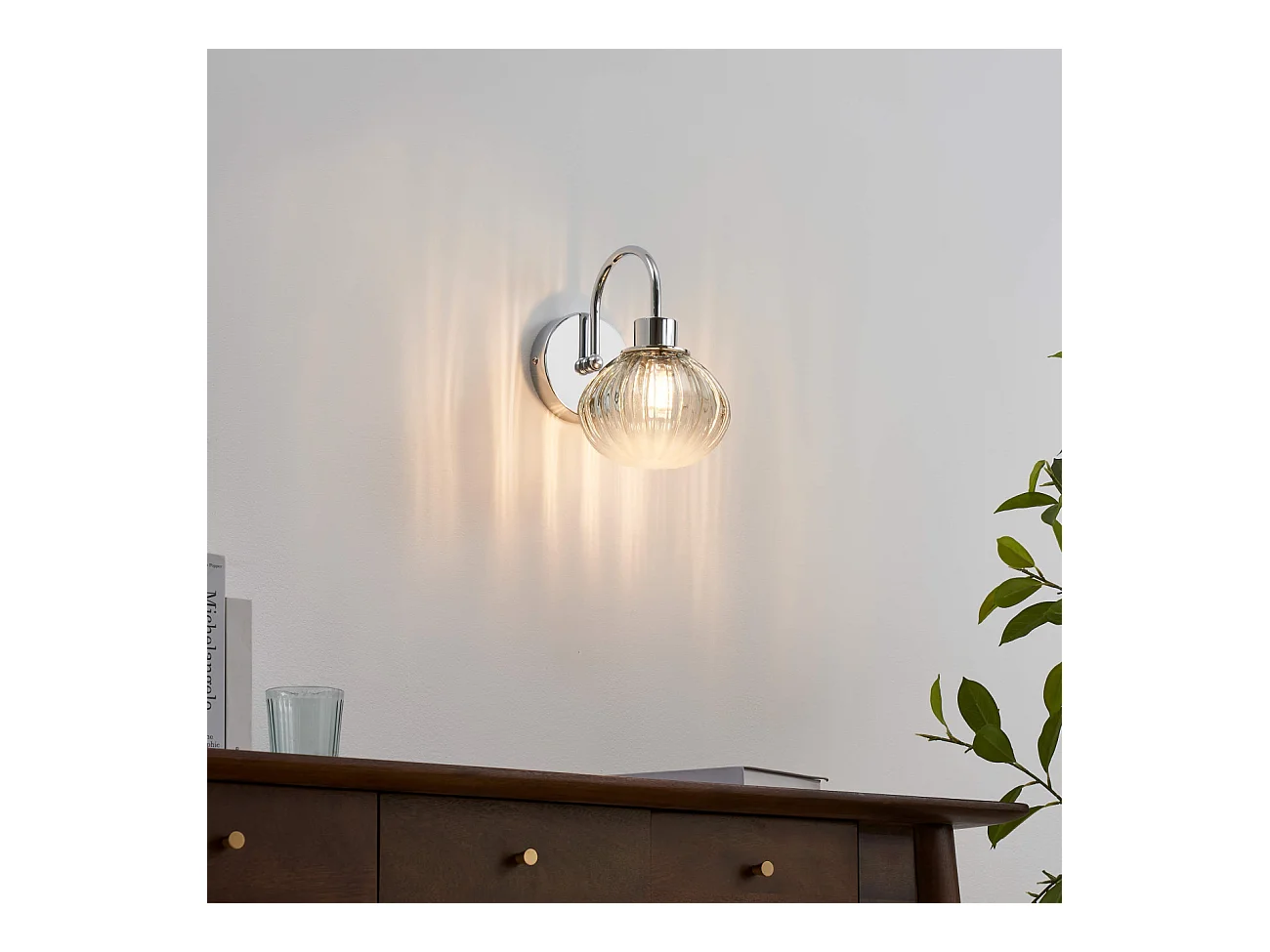 Petite applique murale tendance métal chromé et verre coloré - Seren