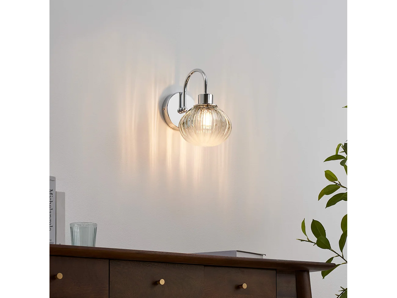 Petite applique murale tendance métal chromé et verre coloré - Seren