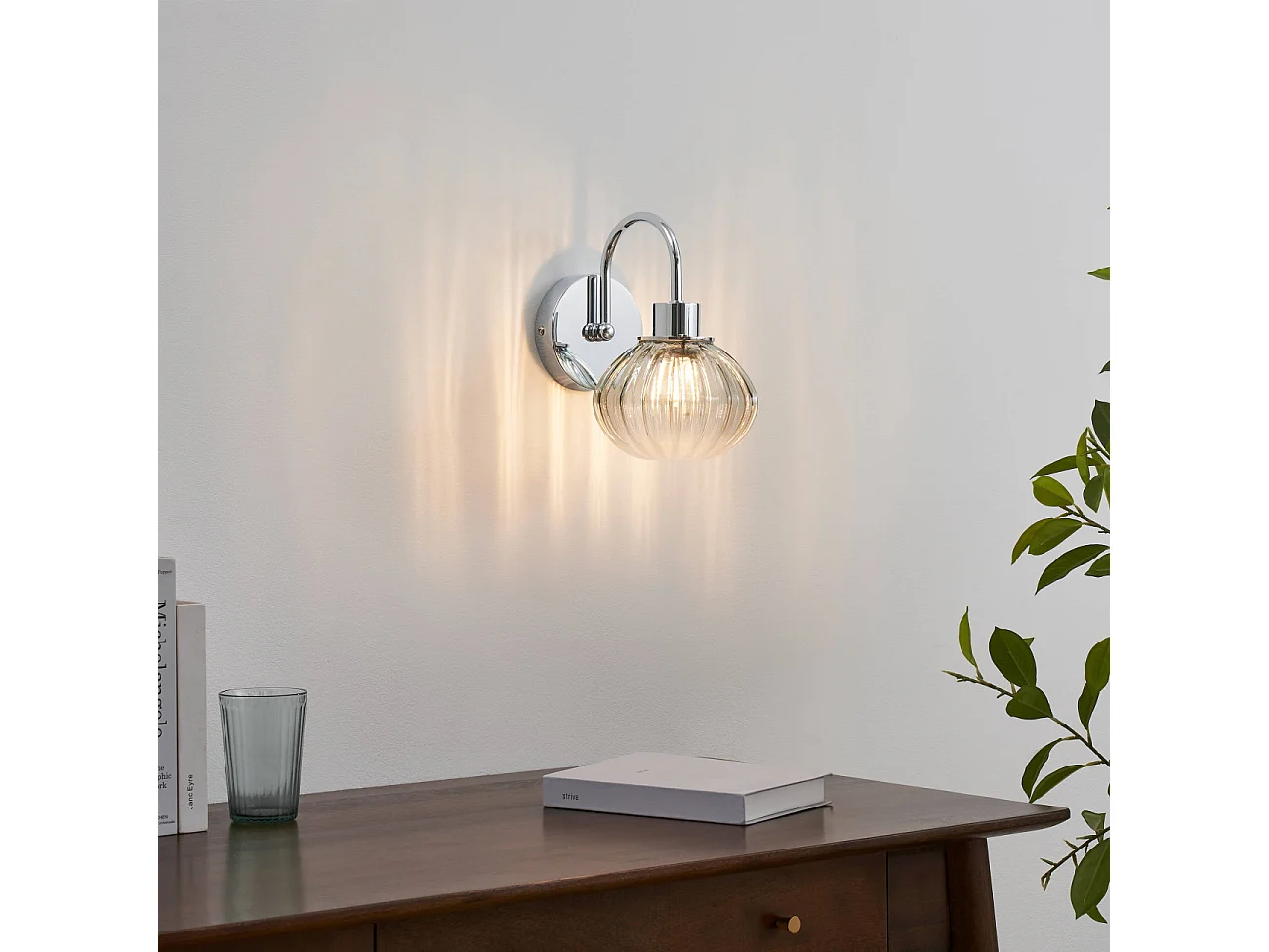 Petite applique murale tendance métal chromé et verre coloré - Seren