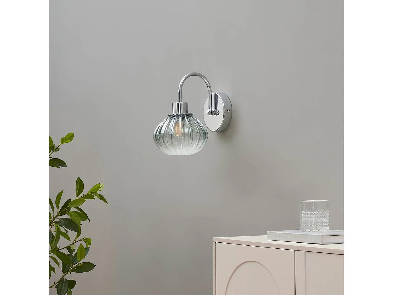 Petite applique murale tendance métal chromé et verre coloré - Seren