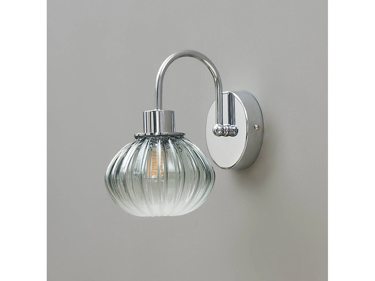 Petite applique murale tendance métal chromé et verre coloré - Seren