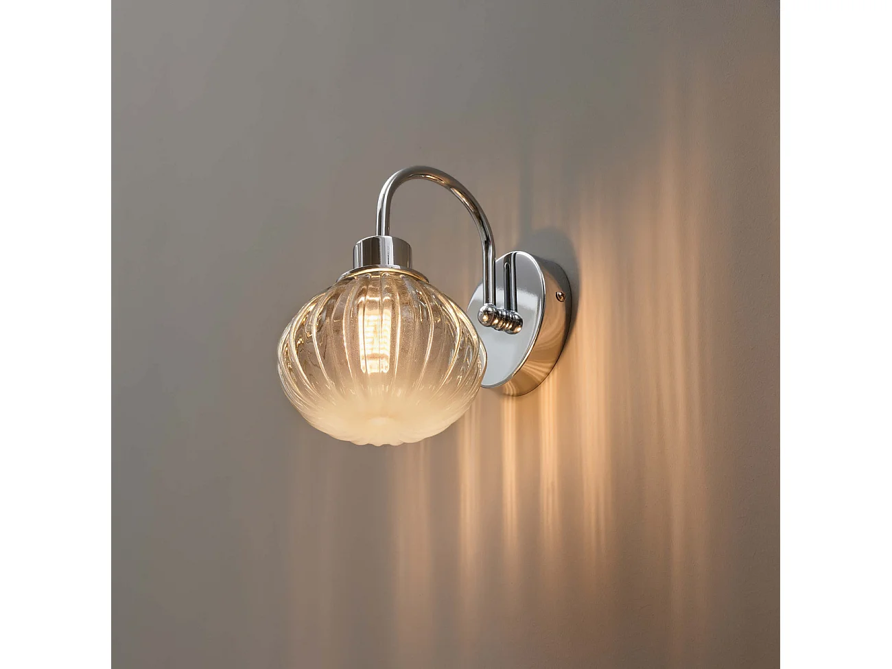 Petite applique murale tendance métal chromé et verre coloré - Seren