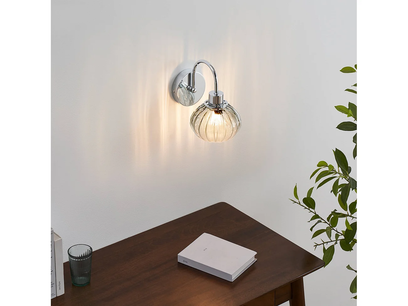 Petite applique murale tendance métal chromé et verre coloré - Seren