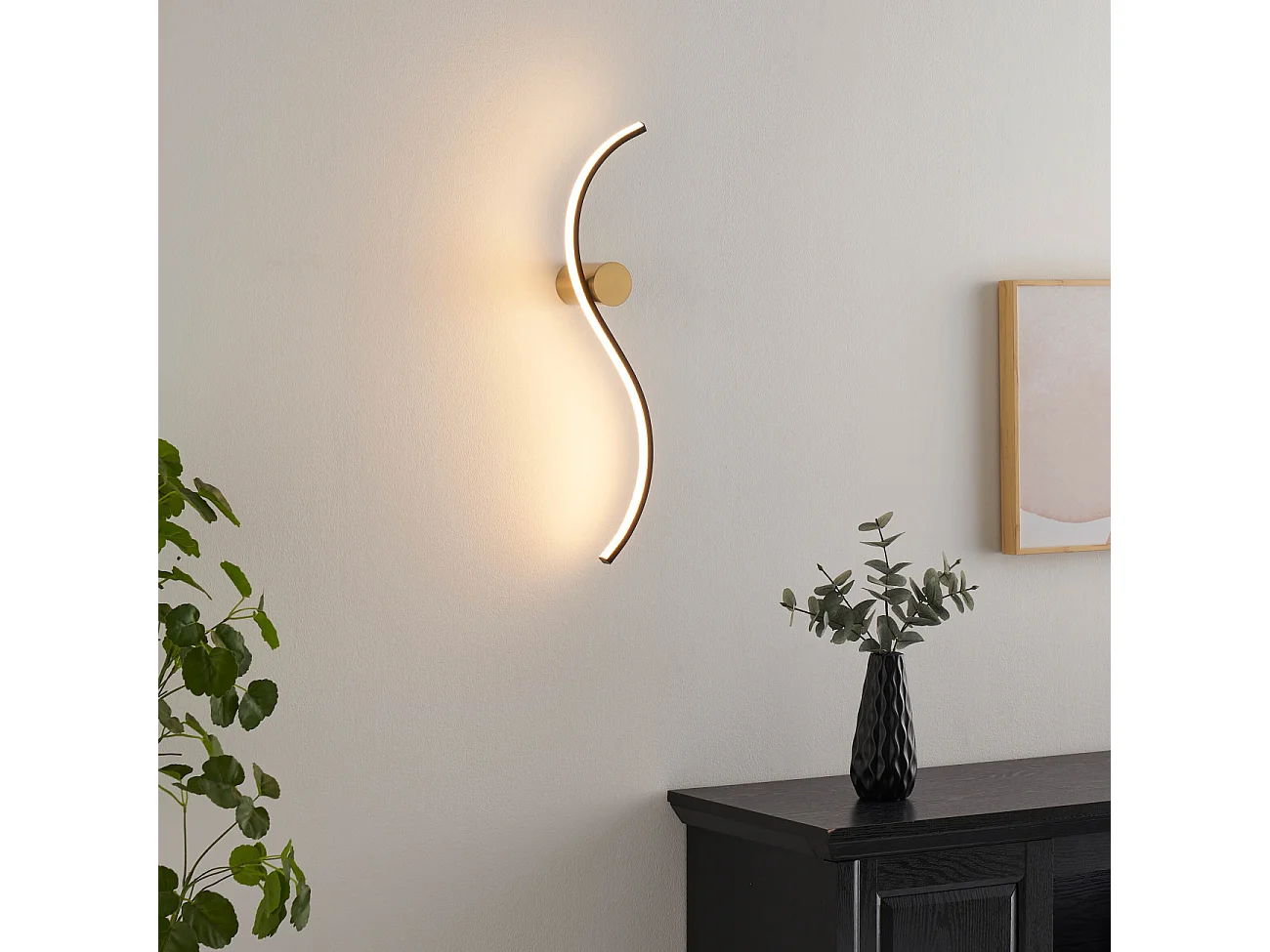 Applique LED longue vague noire et support laiton - Curva