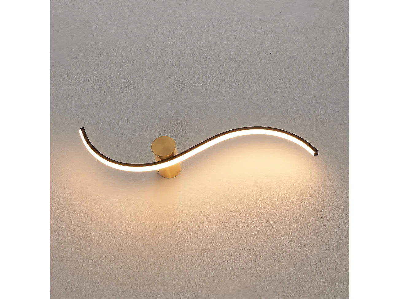 Applique LED longue vague noire et support laiton - Curva