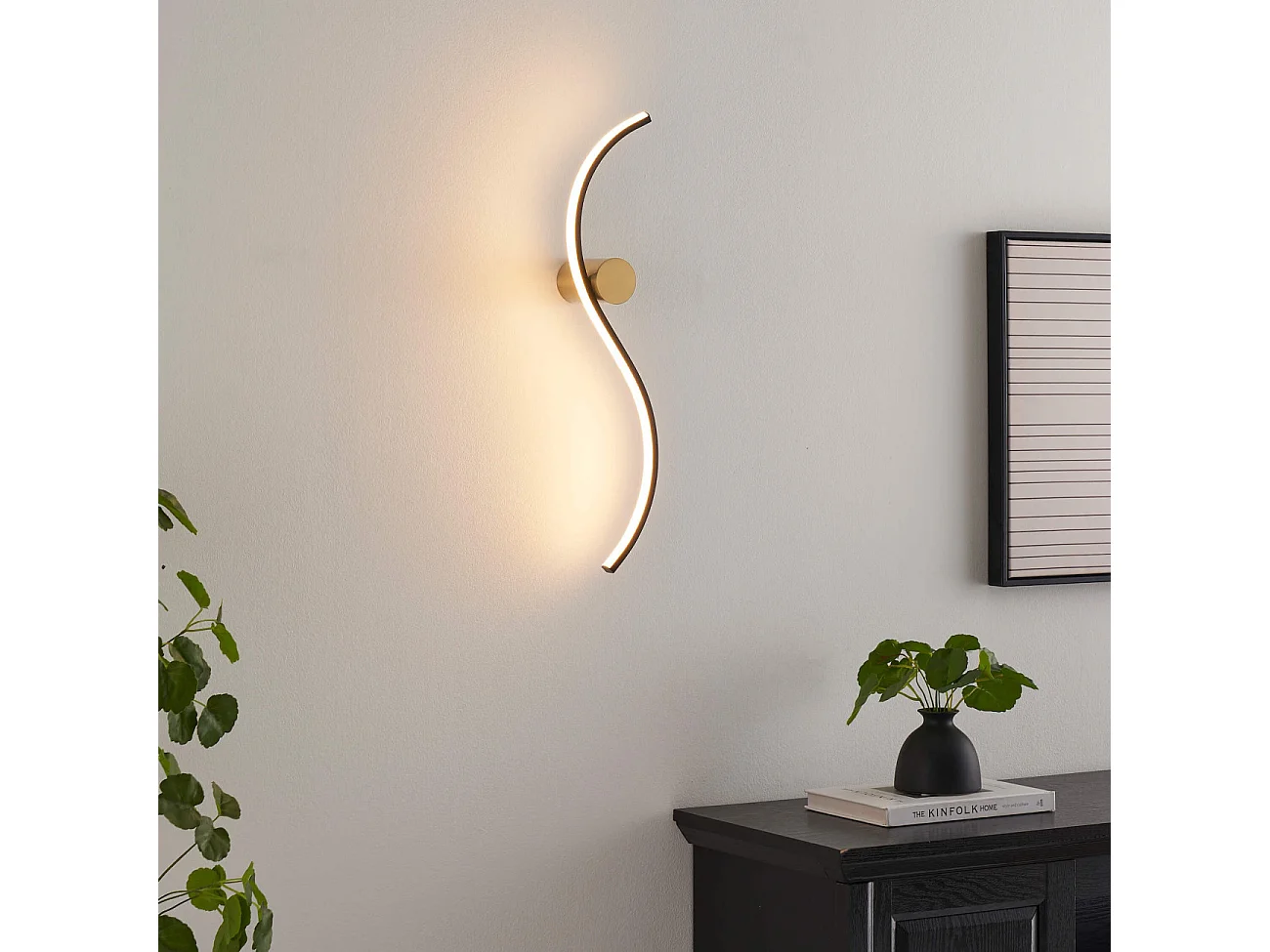Applique LED longue vague noire et support laiton - Curva