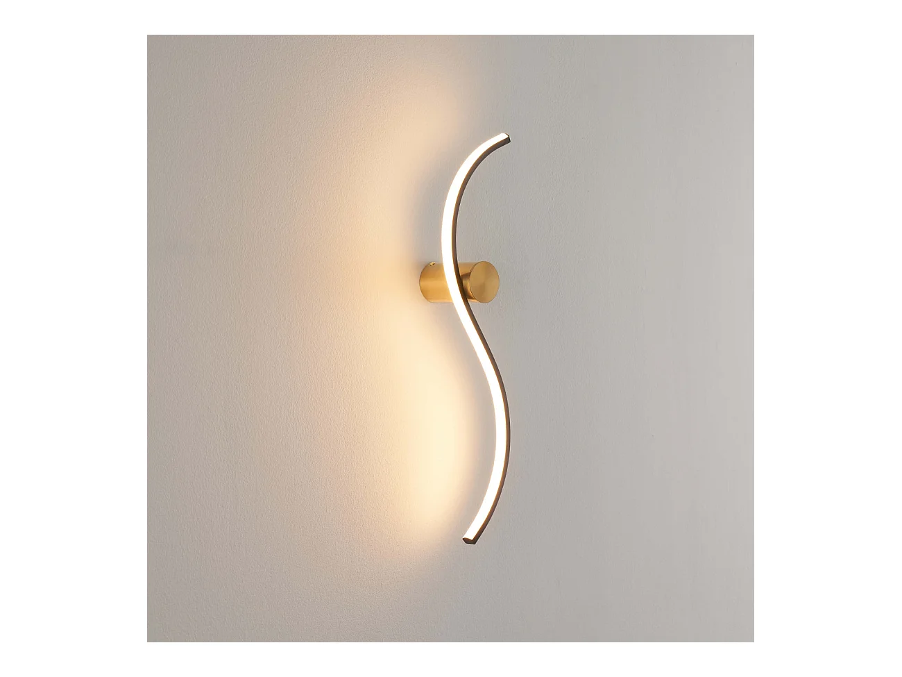 Applique LED longue vague noire et support laiton - Curva