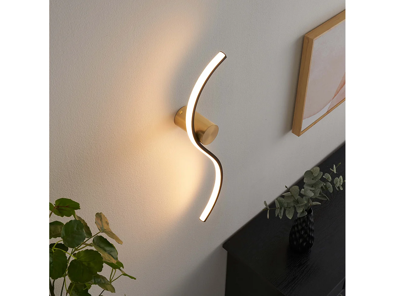 Applique LED longue vague noire et support laiton - Curva