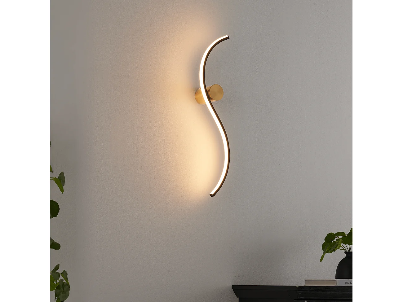 Applique LED longue vague noire et support laiton - Curva