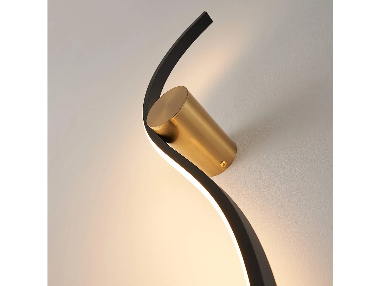 Applique LED longue vague noire et support laiton - Curva