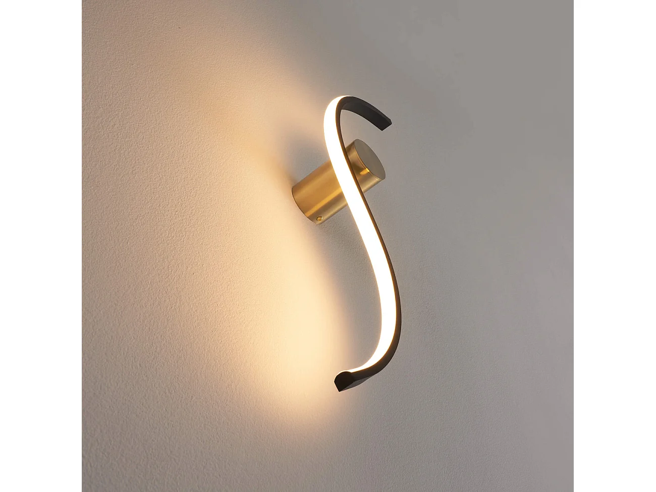 Applique LED longue vague noire et support laiton - Curva