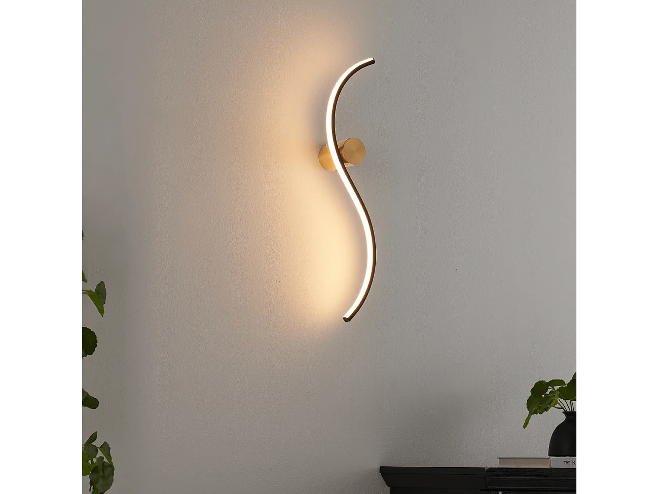Applique LED longue vague noire et support laiton - Curva