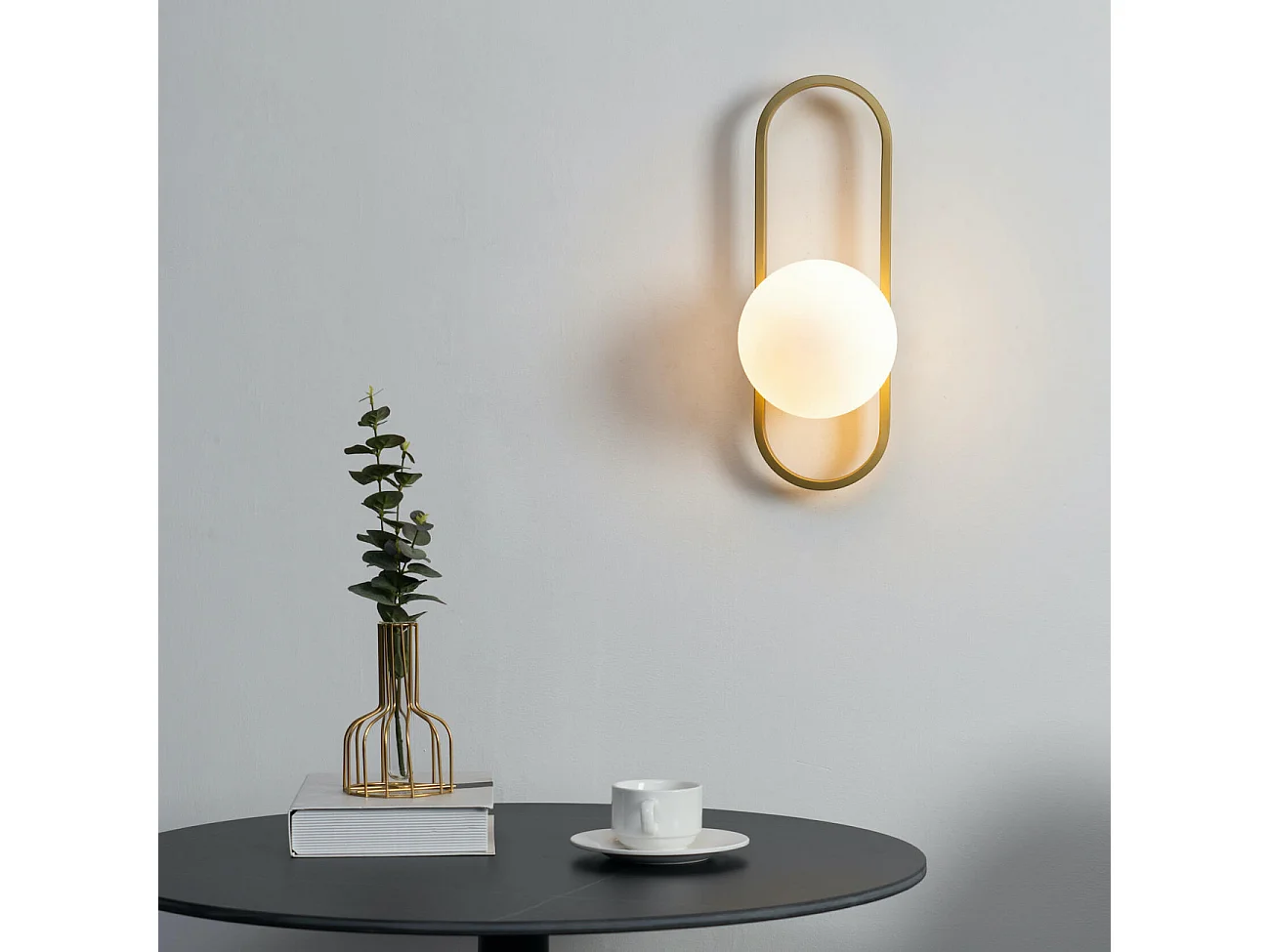 Applique murale vintage dorée à verre blanc - Belisto