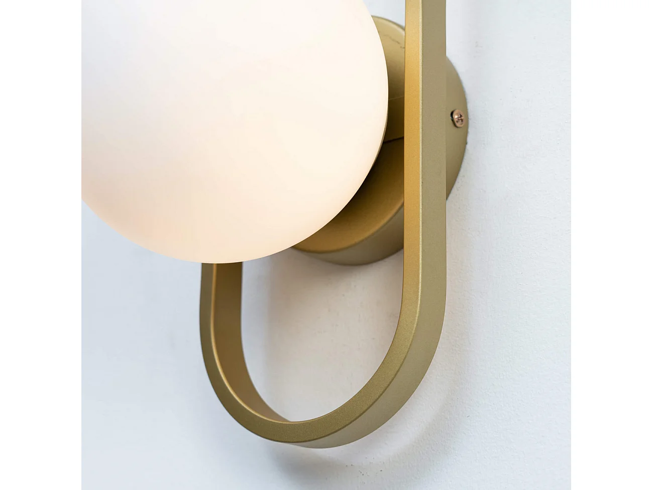 Applique murale vintage dorée à verre blanc - Belisto