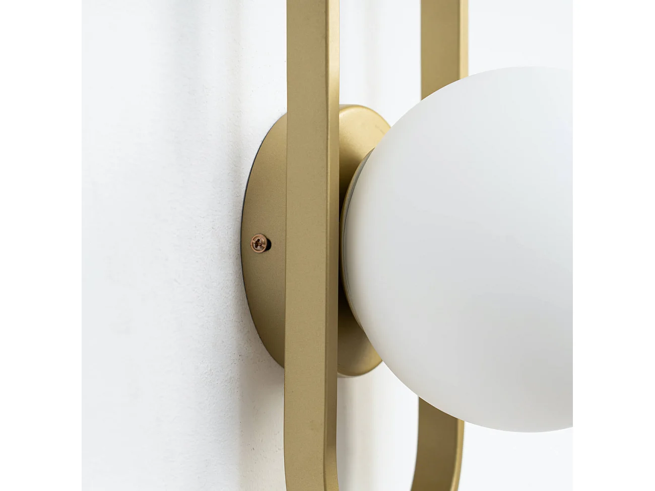 Applique murale vintage dorée à verre blanc - Belisto