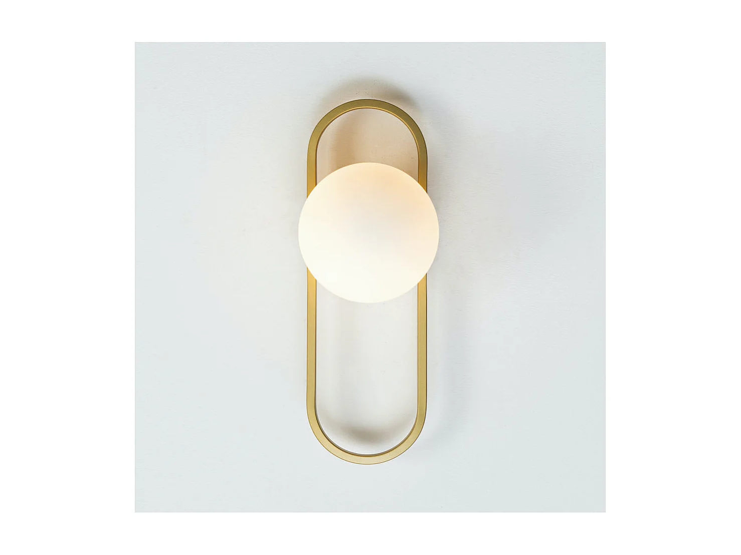 Applique murale vintage dorée à verre blanc - Belisto