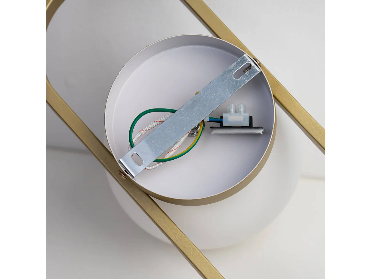 Applique murale vintage dorée à verre blanc - Belisto