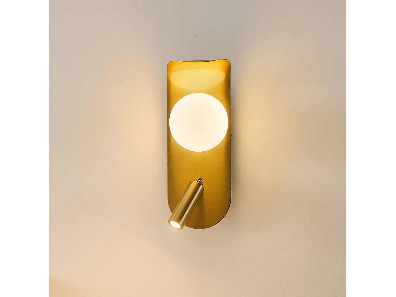 Applique dorée glamour avec interrupteur liseuse et boule en verre - Matalia