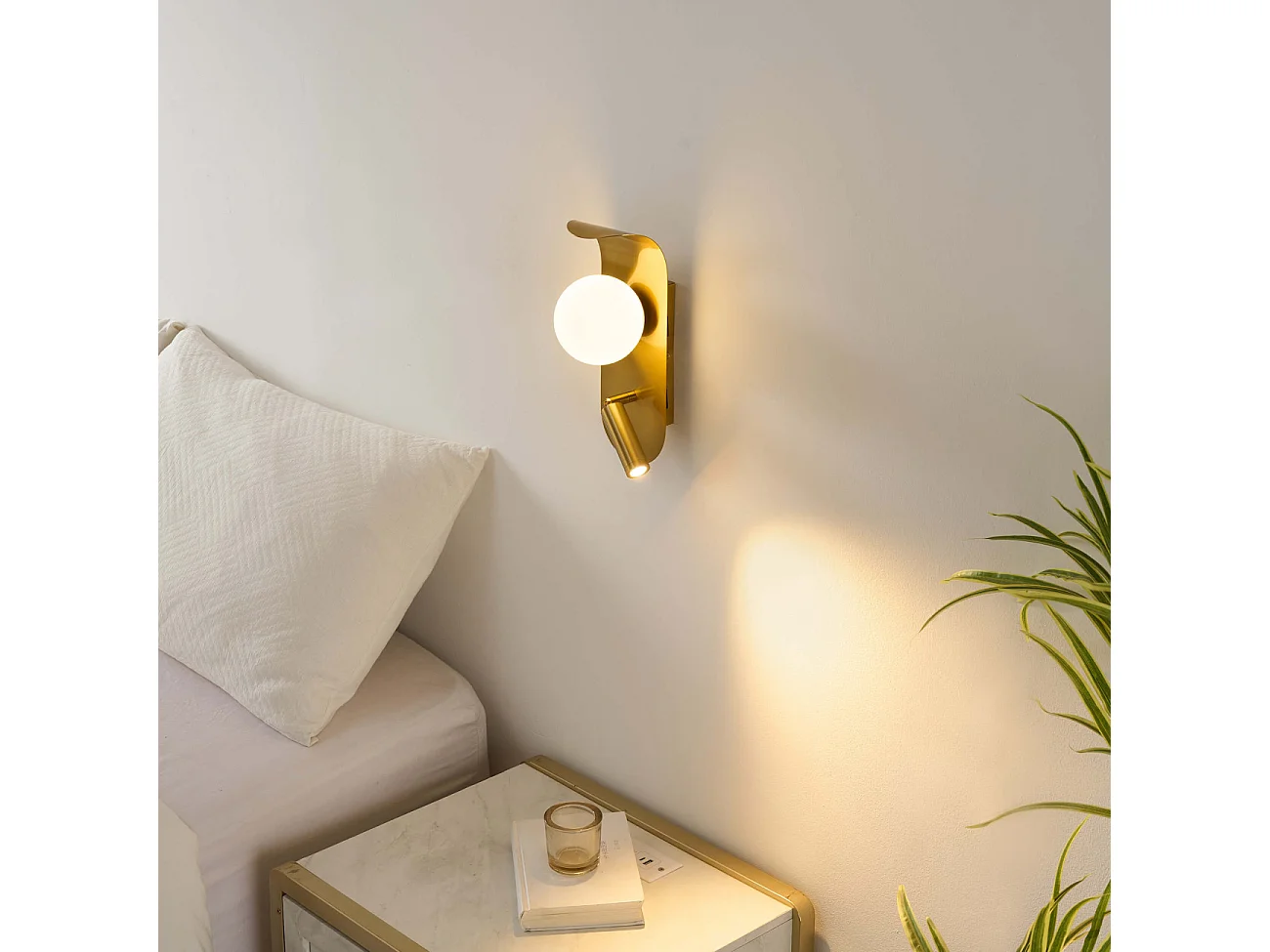 Applique dorée glamour avec interrupteur liseuse et boule en verre - Matalia