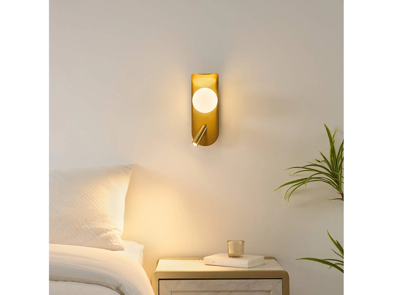 Applique dorée glamour avec interrupteur liseuse et boule en verre - Matalia