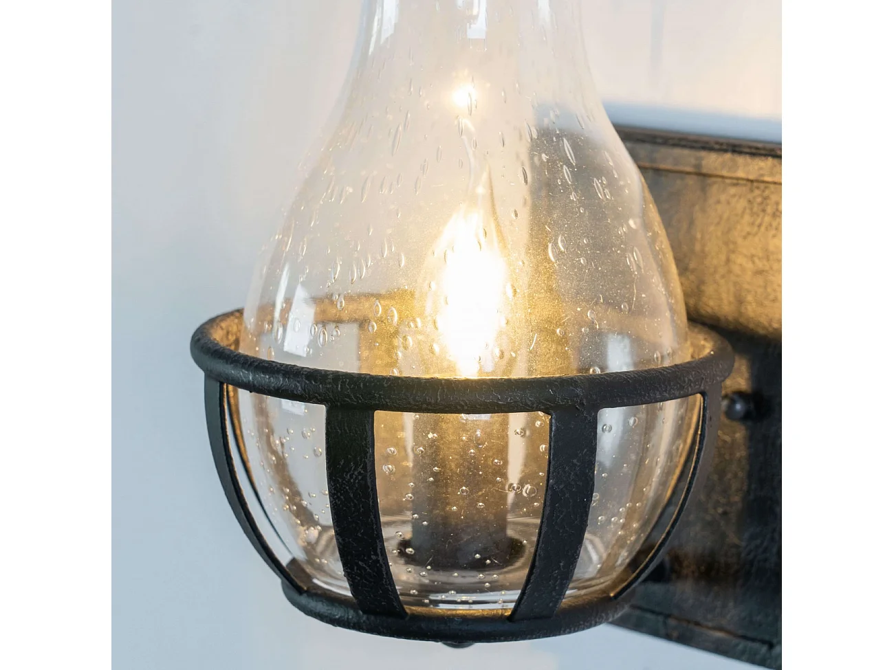 Applique Murale Noire avec Vase en Verre - Elerina