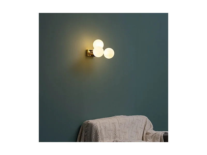 Applique charmante dorée trois sphères en verre blanc - Ambrosia