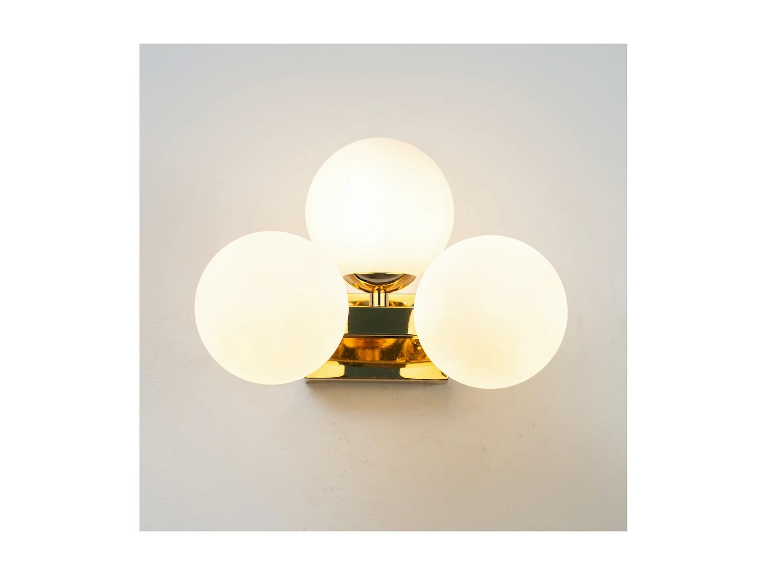 Applique charmante dorée trois sphères en verre blanc - Ambrosia
